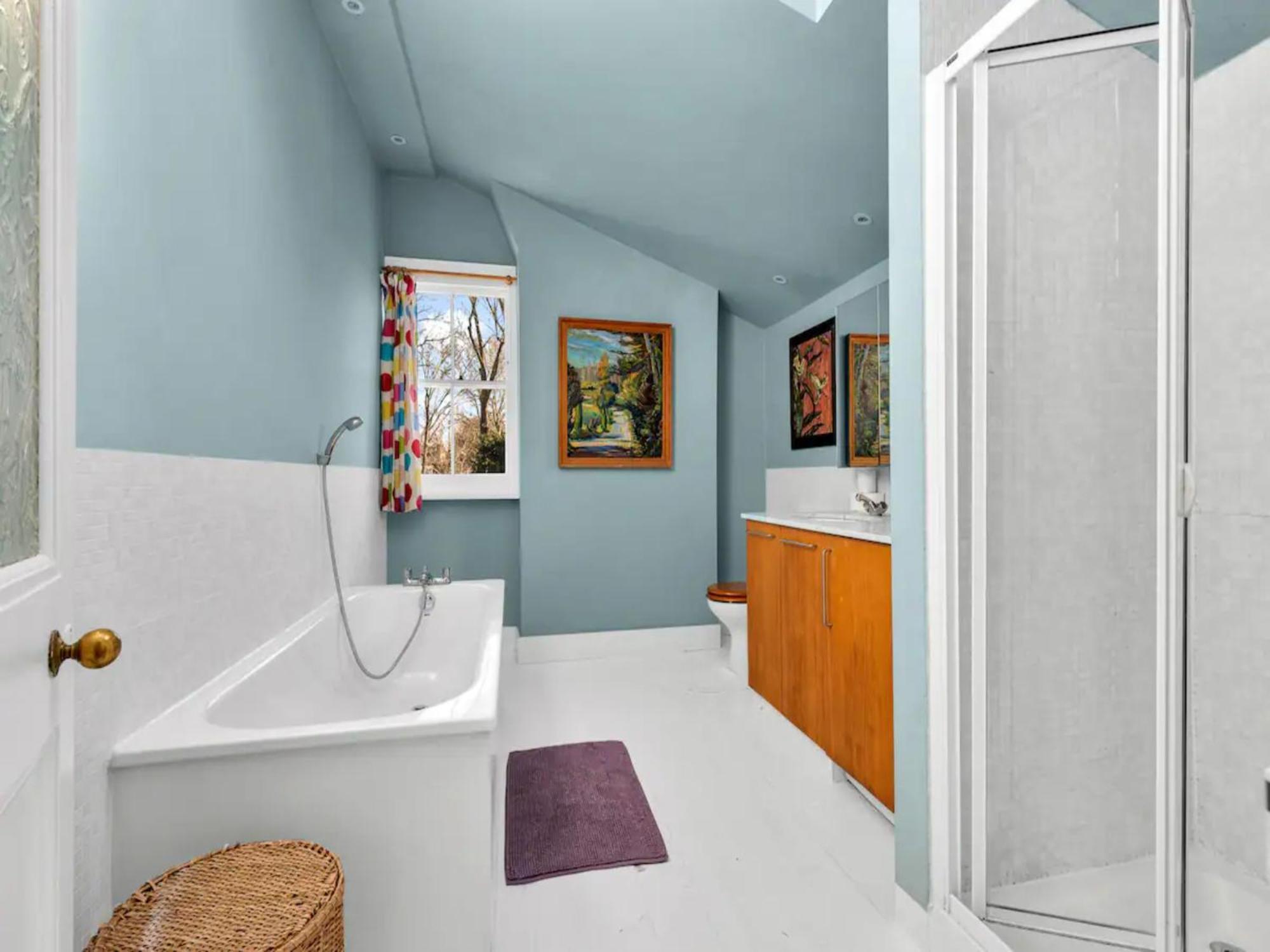 Pass The Keys Charming Victorian 2 Bed House With Artistic Flair In Acton Ideal For Families And Groups Excellent Transport Links * Londres