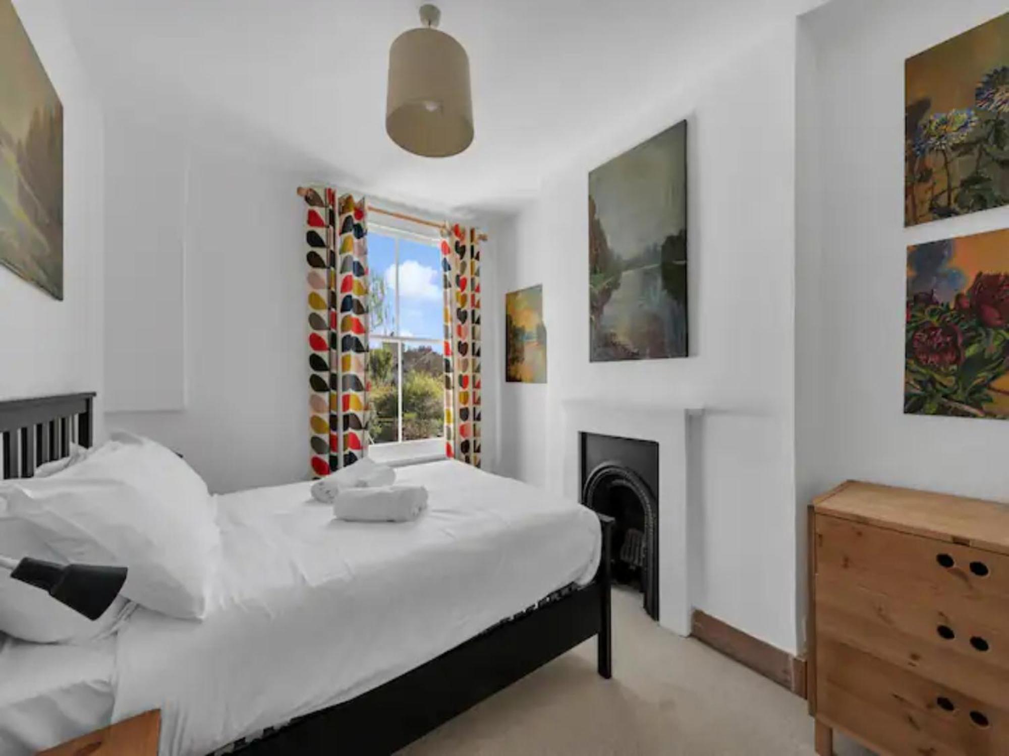 Pass The Keys Charming Victorian 2 Bed House With Artistic Flair In Acton Ideal For Families And Groups Excellent Transport Links * Londres